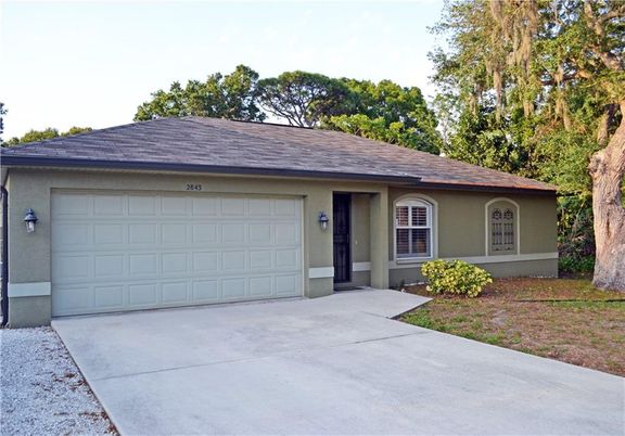 Attached, Exterior, Facade, Ranch
