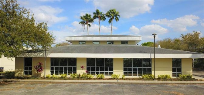 Exterior, Facade, Modern