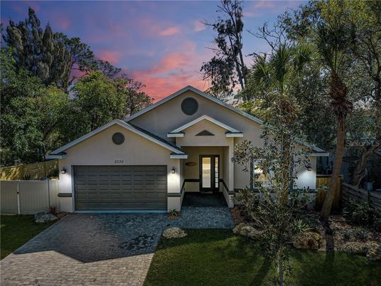 Attached, Exterior, Facade, American Craftsman