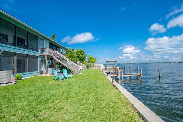 Exterior, Lake
