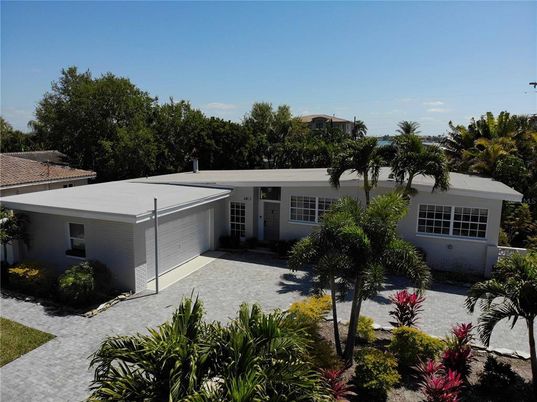 Attached, Exterior, Facade, Ranch