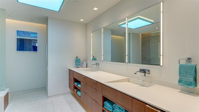 Bathroom, Dual Sink Vanities, Interior, Recessed Lighting