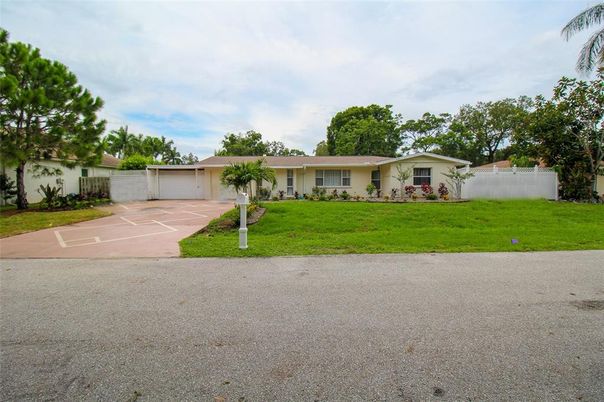 Exterior, Attached, Backyard