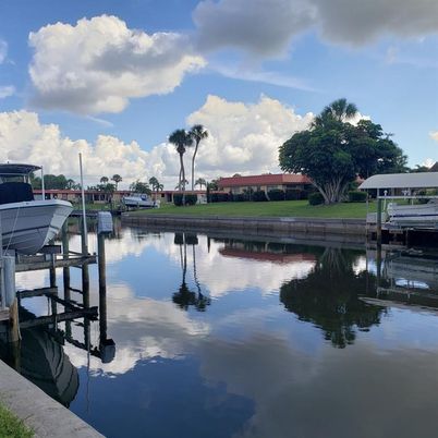 Exterior, Lake