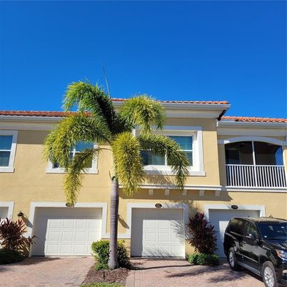 Attached, Exterior, Facade, Mediterranean