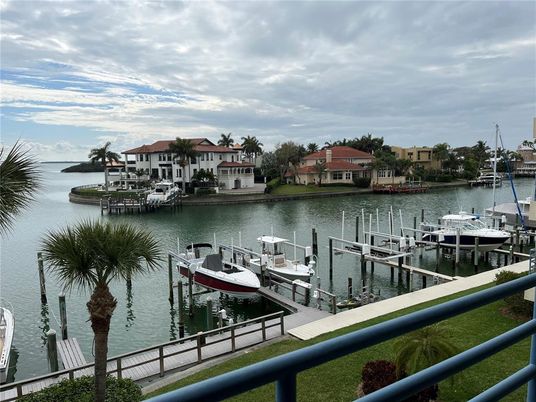 Exterior, Lake
