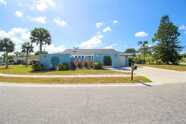 Exterior, Facade, Attached, Backyard, Ranch