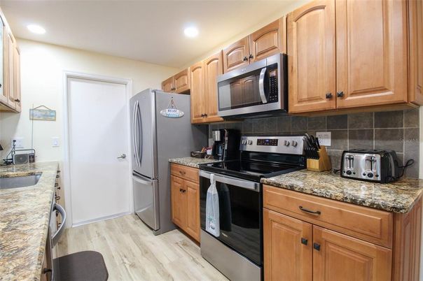 Interior, Washer, Kitchen, Wood Texture Flooring, Recessed Lighting, Stainless Steel Appliances