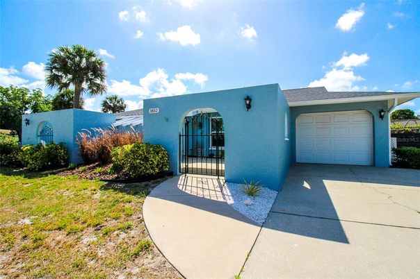Exterior, Attached, Backyard