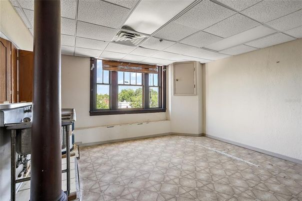 Empty room, Interior