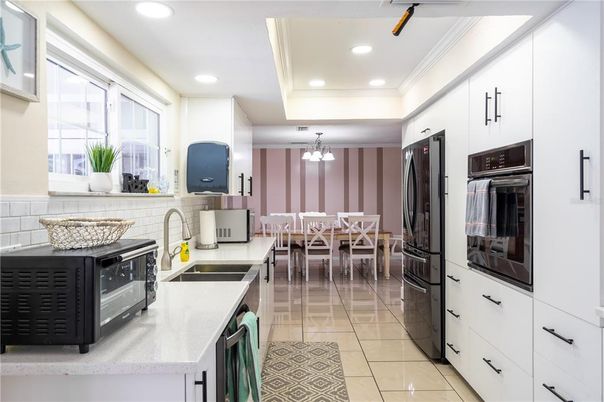 Dining room, Interior, Kitchen, Pendant Lights, Recessed Lighting, Stainless Steel Appliances