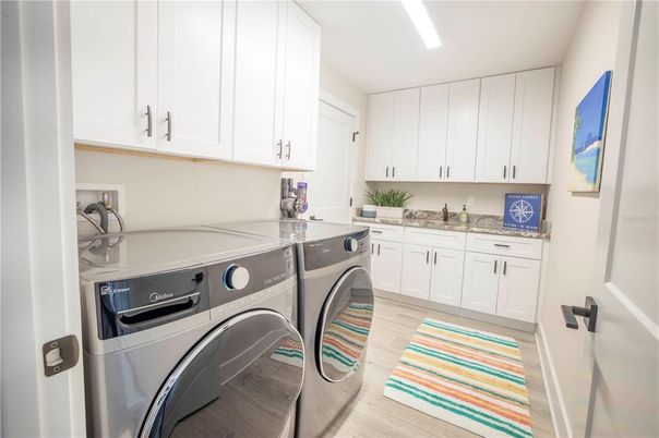 Interior, Recessed Lighting, Washer, Wood Texture Flooring