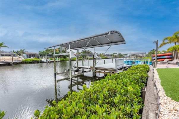 Exterior, Lake