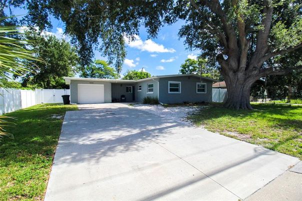 Exterior, Attached, Backyard