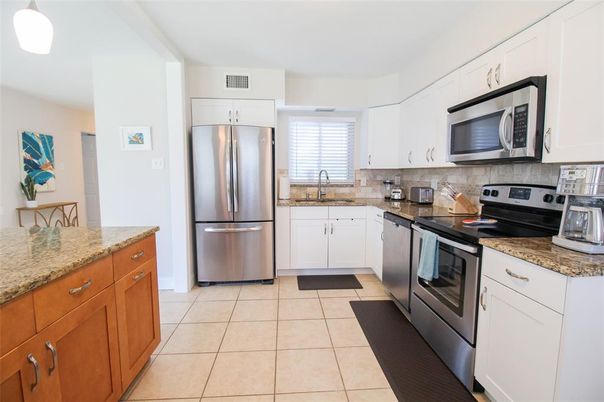 Interior, Washer, Kitchen, Stainless Steel Appliances, Ceramic Tile