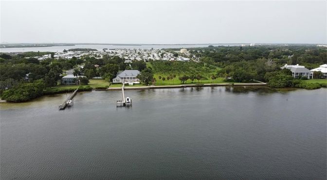 Exterior, Lake