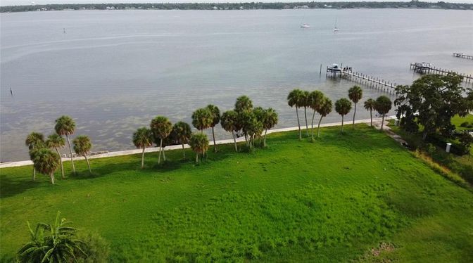 Exterior, Lake