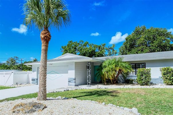 Attached, Exterior, Facade, Ranch