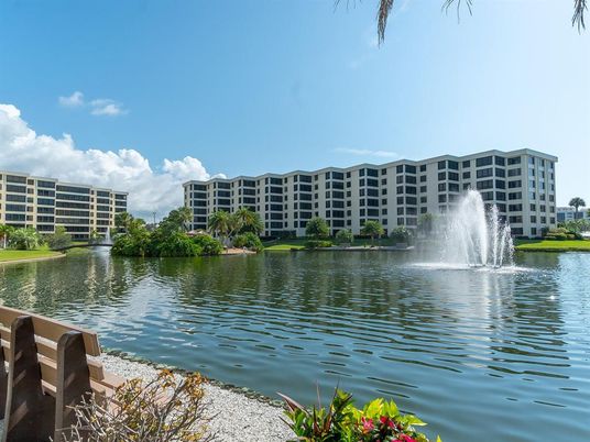 Exterior, Lake