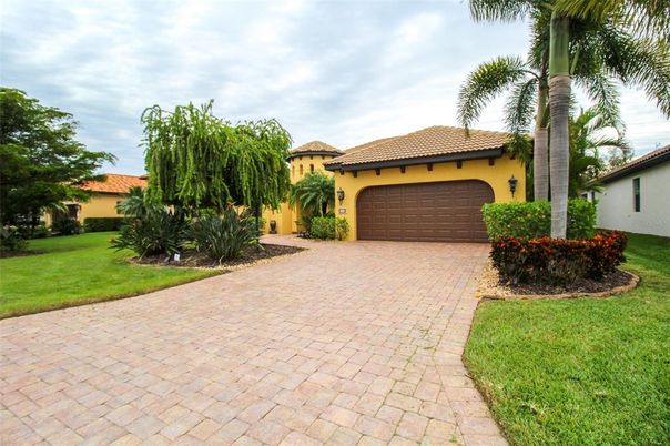 Exterior, Facade, Attached, Backyard, Mediterranean