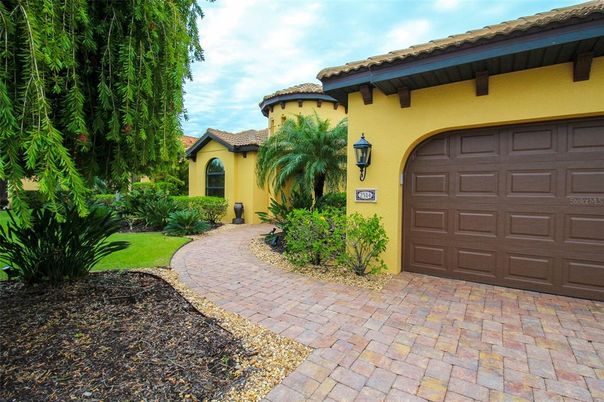 Exterior, Attached, Backyard