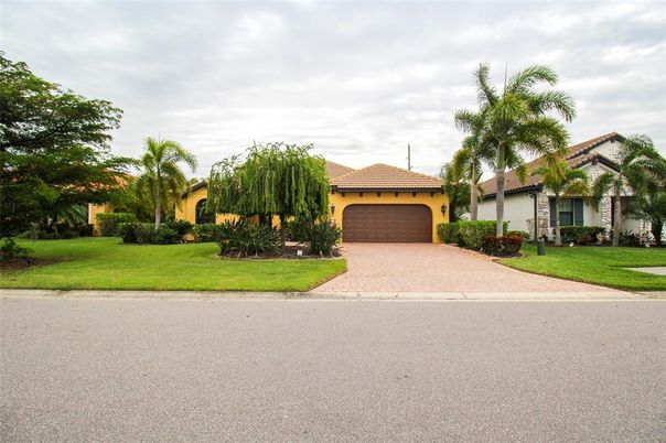Exterior, Facade, Attached, Backyard, Mediterranean