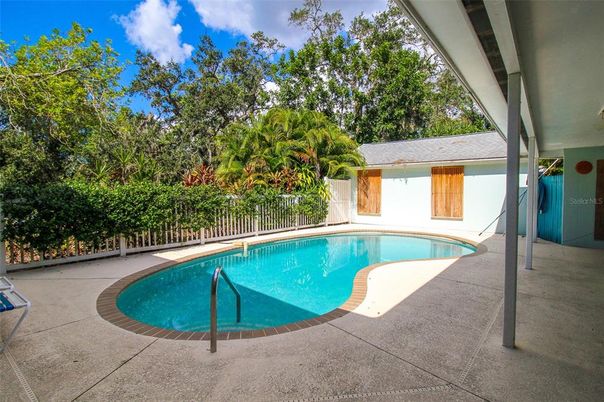 Exterior, Pool