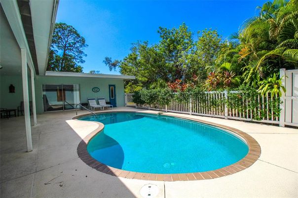 Exterior, Pool