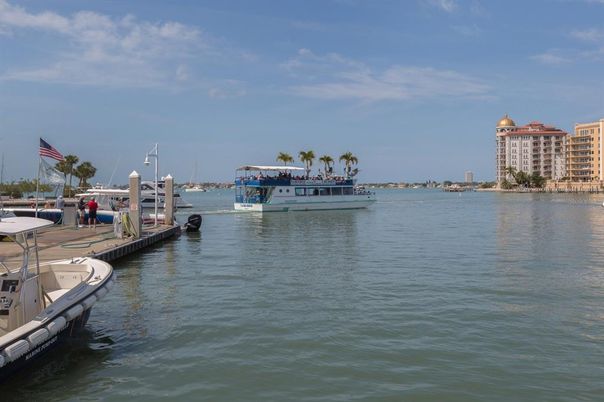 Exterior, Lake