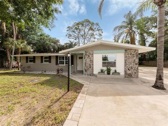 Backyard, Exterior, Facade, Ranch