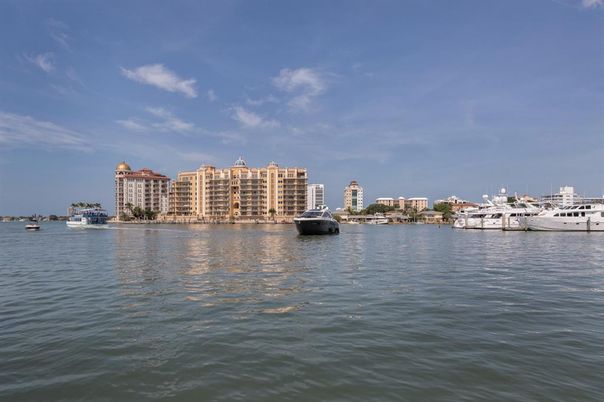 Exterior, Lake