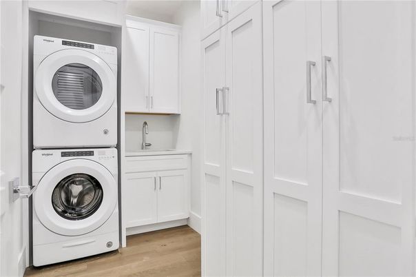 Interior, Utility Closets, Washer, Wood Texture Flooring
