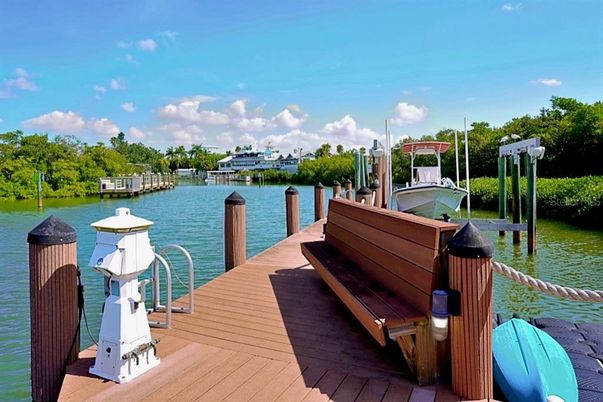 Exterior, Lake