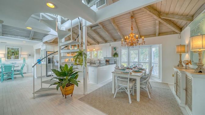 Chandelier, Dining room, Interior, Kitchen, Pendant Lights, Recessed Lighting, Wooden Beams, Wooden Ceilings, Wood Texture Flooring