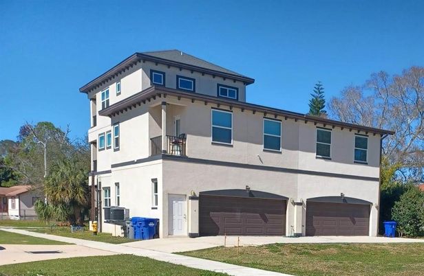 Attached, Exterior, Facade, Mediterranean