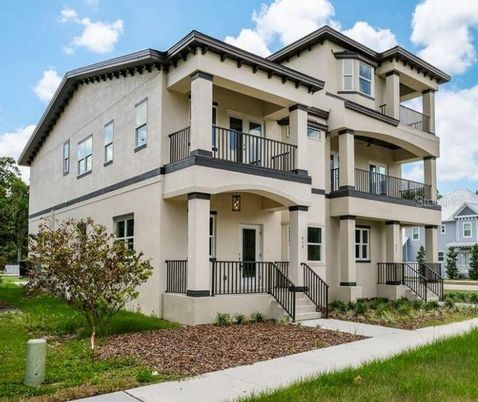 Exterior, Facade, Modern
