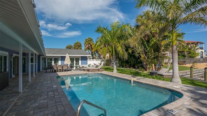 Exterior, Pool