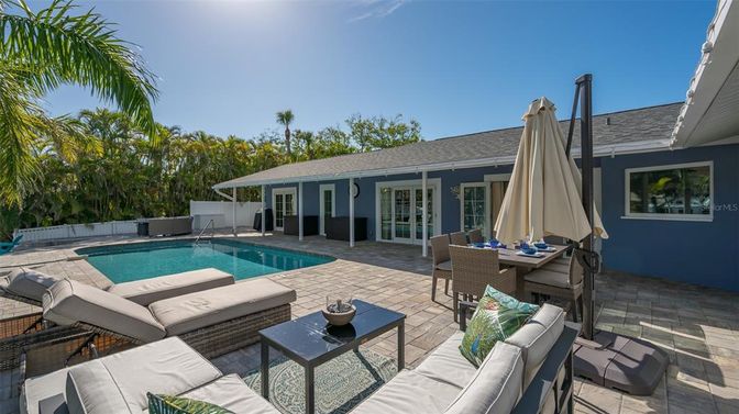 Exterior, Pool