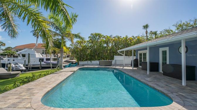 Exterior, Pool