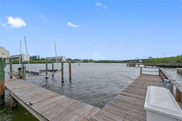 Exterior, Lake
