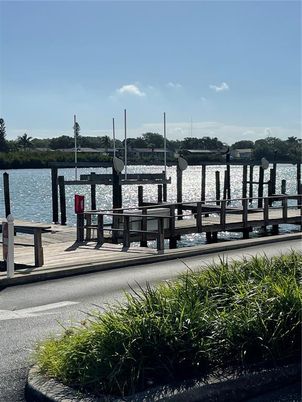 Exterior, Lake