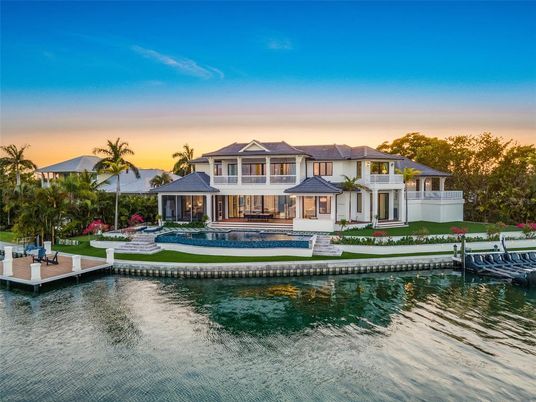 Exterior, Lake