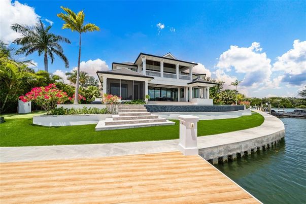 Exterior, Lake
