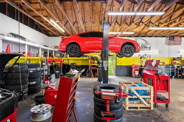 Garage, Interior, Wooden Beams