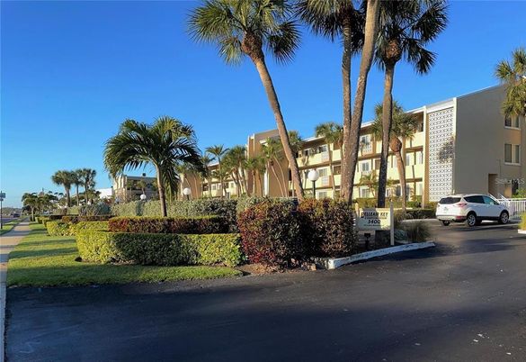 Exterior, Facade, Condo Building
