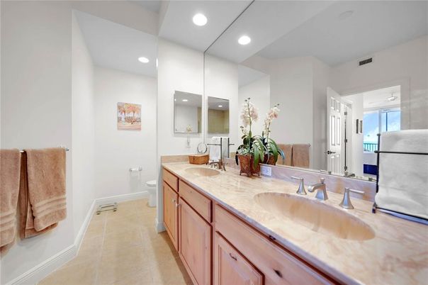 Bathroom, Dual Sink Vanities, Interior, Recessed Lighting