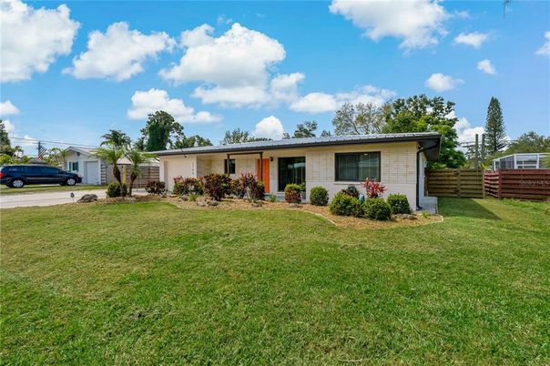 Backyard, Exterior, Facade, Ranch