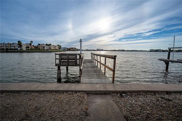 Exterior, Lake