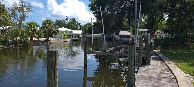 Exterior, Lake