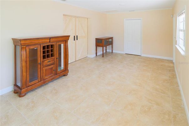 Empty room, Interior
